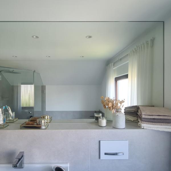 Großer Spiegel mit gefliester Ablage