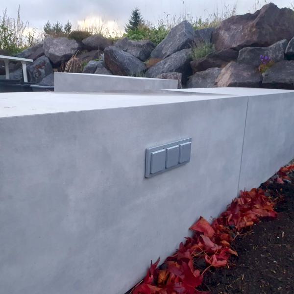 Eingelassene Steckdosen in der Betonbank