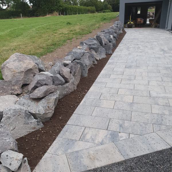 Mit Findlingen abgegrenzte Einfahrt