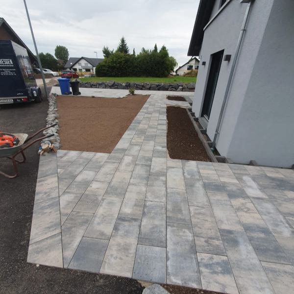 Außenanlage mit Betonplatten