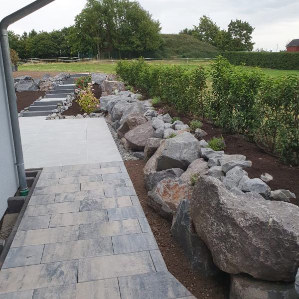 Außenanlage mit Betonplatten