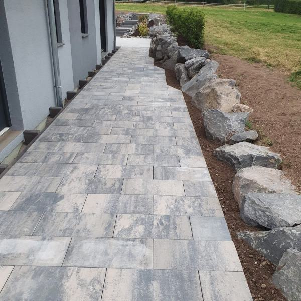 Terrassenfläche aus großformatigen Betonplatten