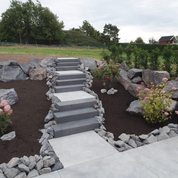 Gartenanlage mit moderner Stufenanlage