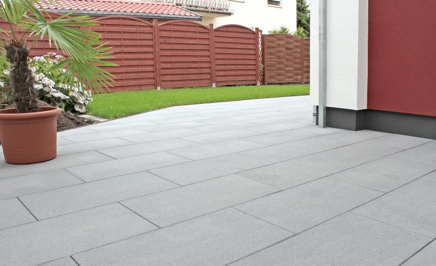 Moderner Garten mit gepflasterter Terrasse