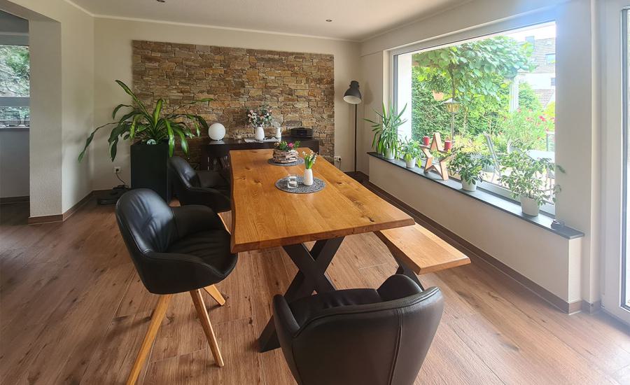 Wohnzimmer mit Steinwand