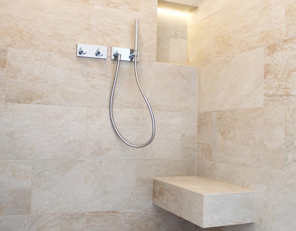 Moderne Dusche in Beige mit Wandnische