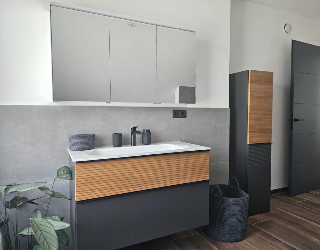 Badezimmer mit klarer Linie