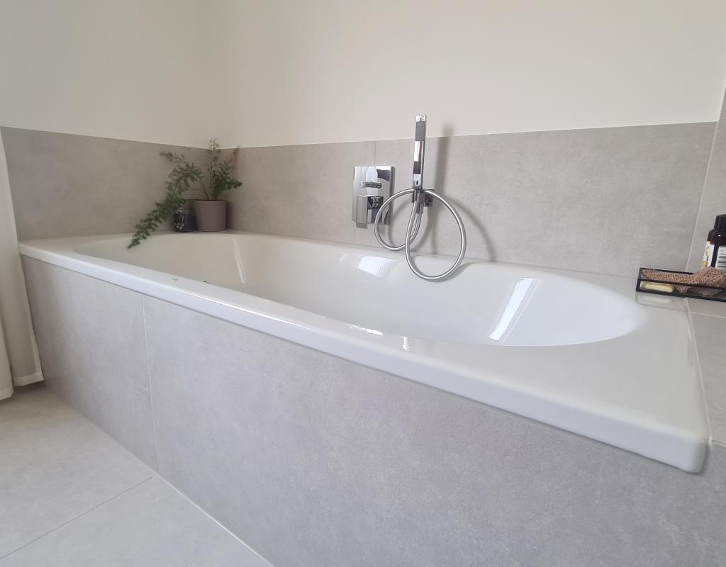 Hell geflieste Badewanne