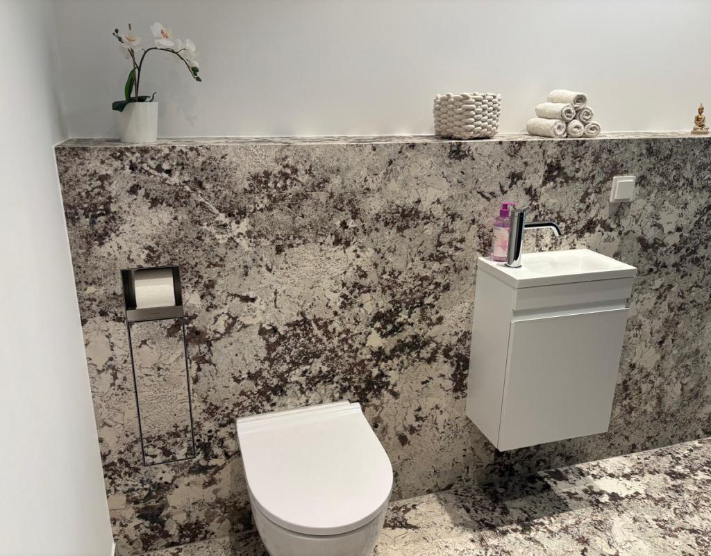 Edles Designbad mit markanter Natursteinoptik